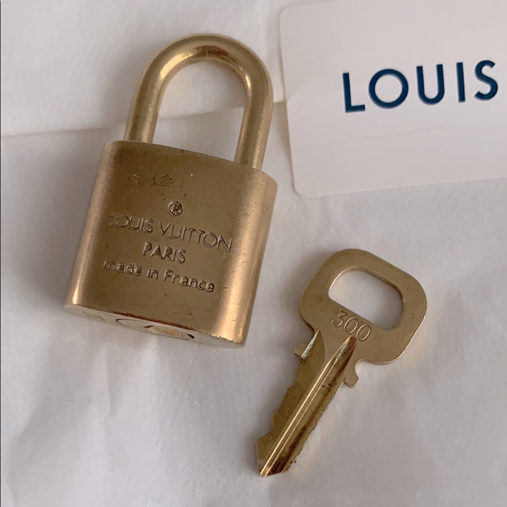 LV Louis Vuitton Goldtone Lock and Key with Unbranded Chain - Picture 4 of 8
